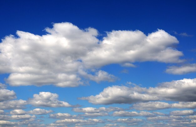 Cielo azul con primer plano de nubes