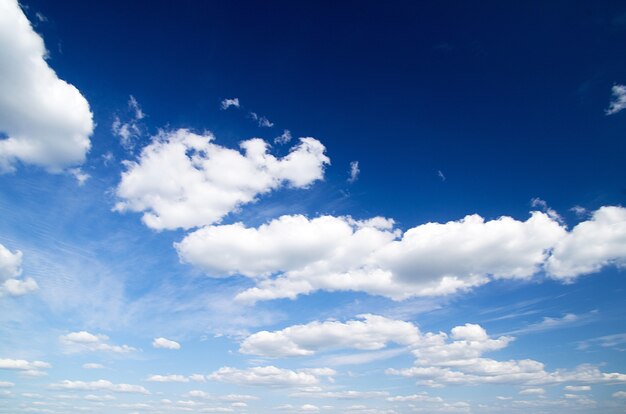 Cielo azul con primer plano de nubes