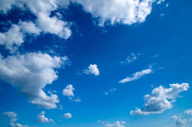 Cielo azul con primer plano de nubes