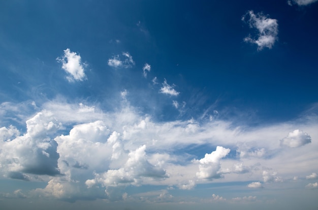 Cielo azul con primer plano de nubes