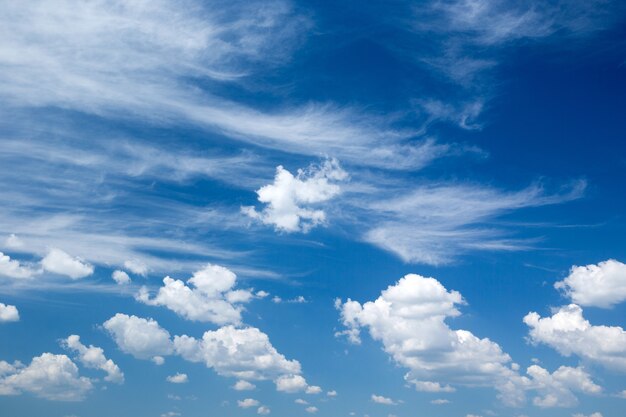 Cielo azul con primer plano de nubes