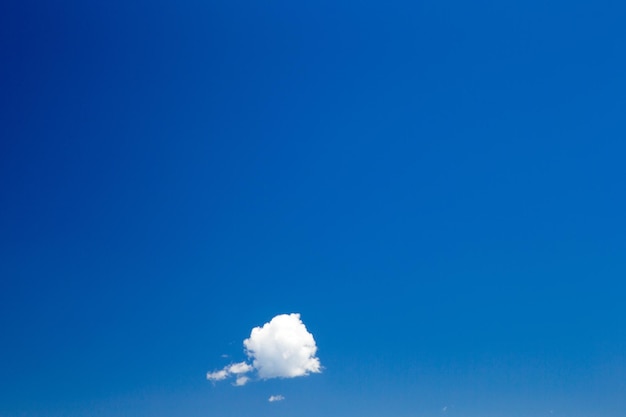 Cielo azul con primer plano de nubes