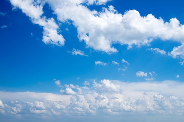 Cielo azul con primer plano de nubes