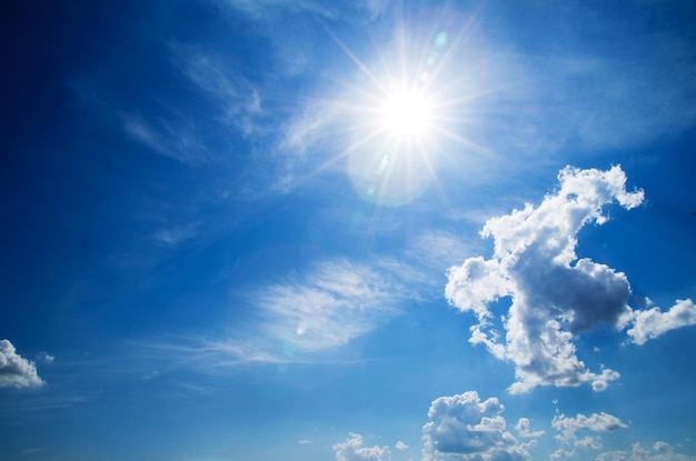 Cielo azul con primer plano de nubes