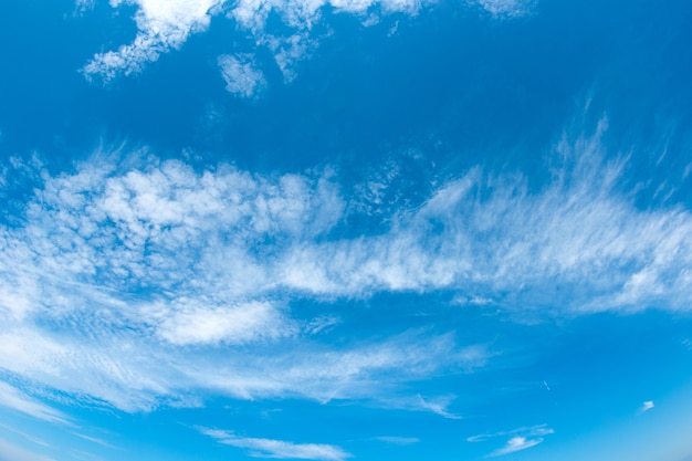 Cielo azul con primer plano de nubes