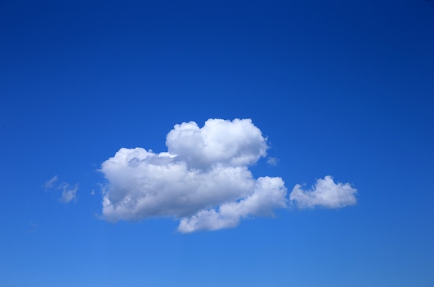 Cielo azul con primer plano de nubes