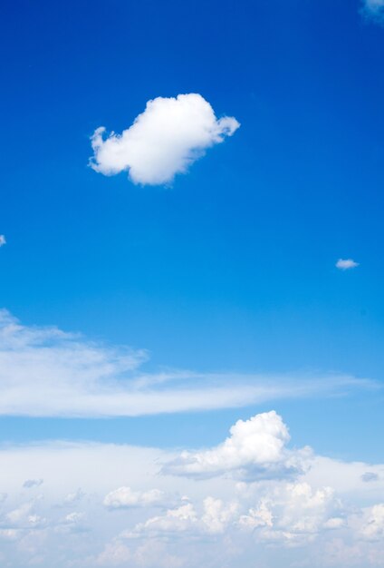 Cielo azul con primer plano de nubes