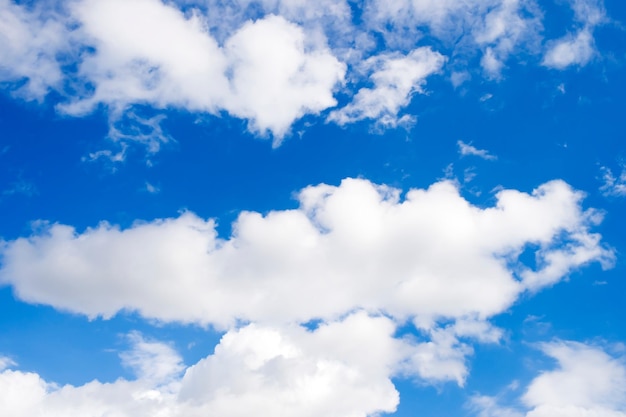 Cielo azul con primer plano de nubes