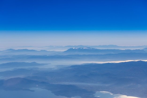 Cielo azul profundo sobre el paisaje con montañas y fotografía aérea atmosférica marina