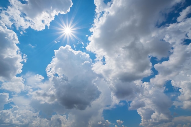 Foto cielo azul profundo y sol de día