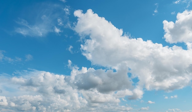 Cielo azul profundo y sol de verano