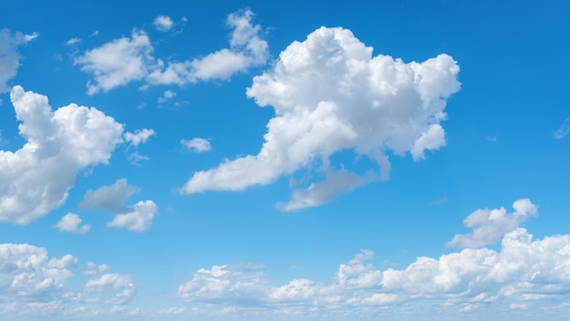 Cielo azul profundo