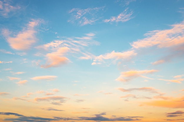 Cielo azul en puesta de sol con clound