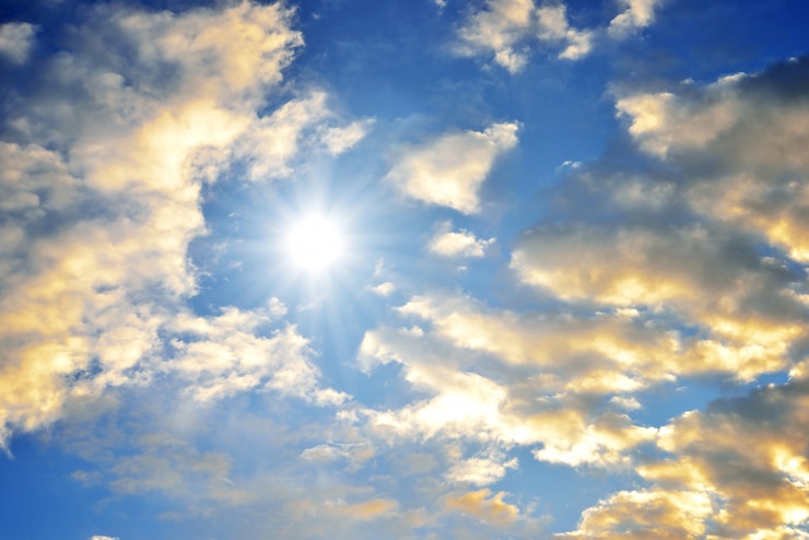Cielo azul en la puesta del sol