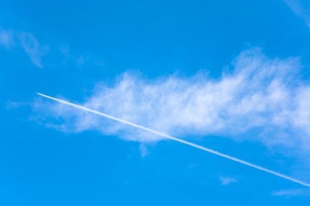 Cielo azul con rastro de nube y plano transparente