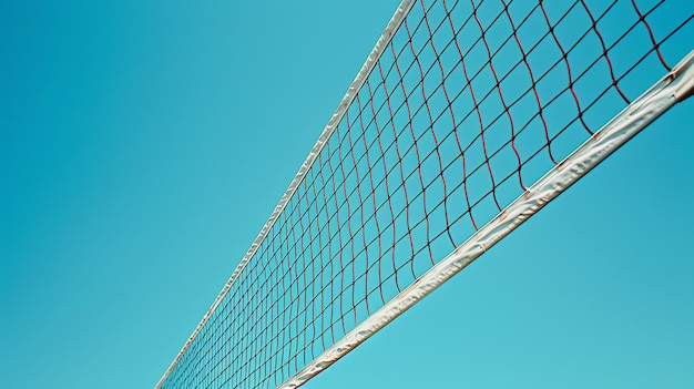 Foto el cielo azul y la red de voleibol la red está en primer plano y está ligeramente inclinada el cielo es despejado y de color azul brillante