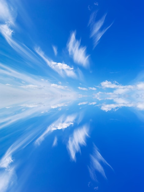 Cielo azul reflejado en el agua