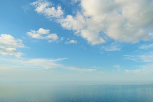El cielo azul y el reflejo del mar.