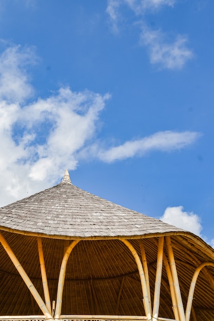 Cielo azul con sala de bambú exterior que construye arquitectura tradicional en la aldea