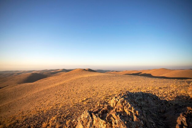 Cielo azul sobre desierto caliente