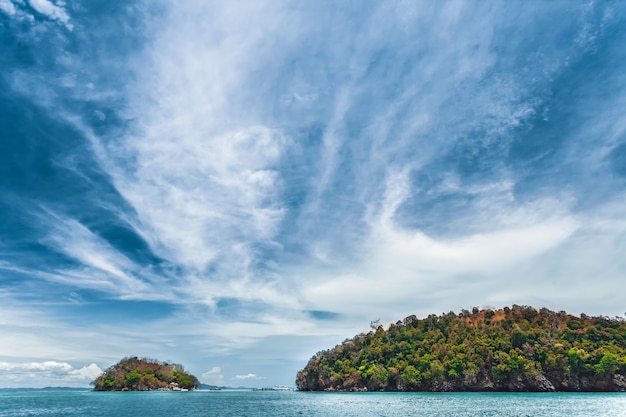 Cielo azul sobre el océano y los acantilados. Tailandia