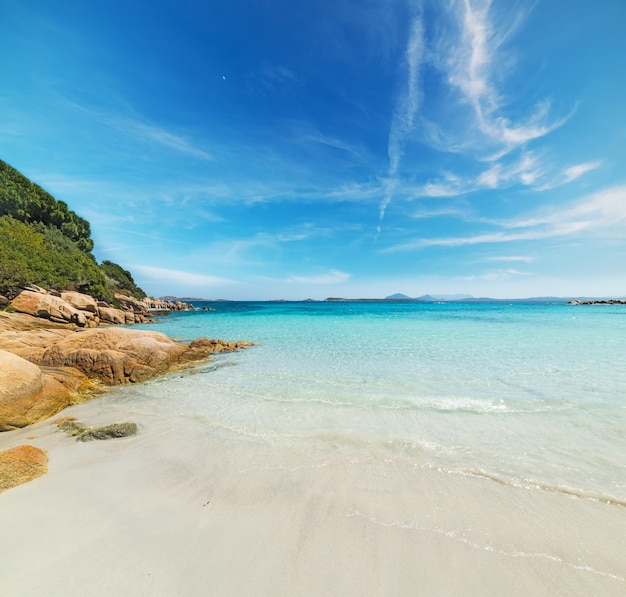 Cielo azul sobre la playa de Capriccioli Cerdeña