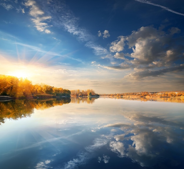 Cielo azul sobre el río en otoño