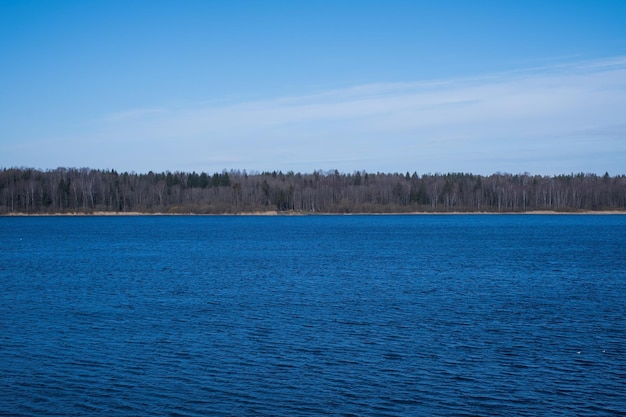 Cielo azul sobre el río en el paisaje primaveral del río Neva