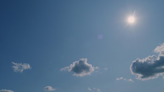 Cielo azul y sol buen día de sol de fondo sol en el cielo azul brillando con nubes