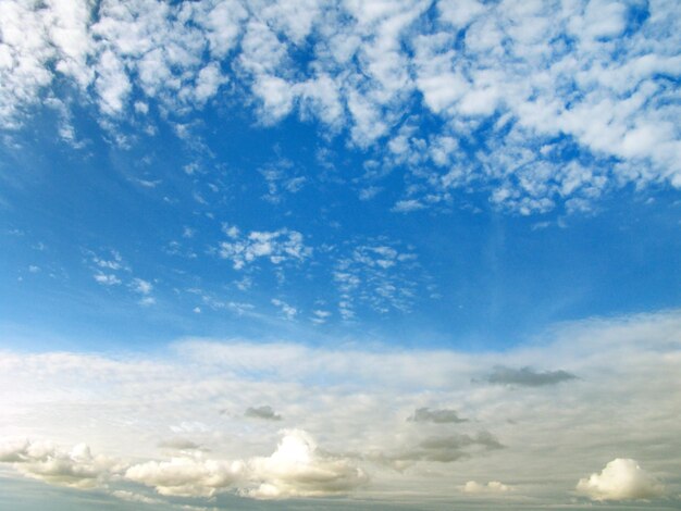 El cielo azul soleado con hermosas nubes blancas