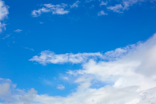 Cielo azul soleado nubes blancas