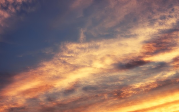 Cielo azul suave y nube al atardecer