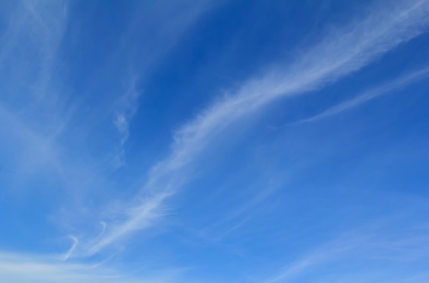 Cielo azul y suaves vetas de nubes