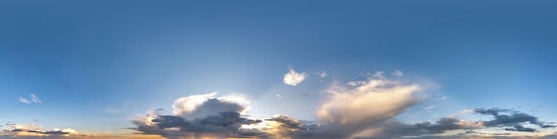Cielo azul de la tarde con hermosas nubes esponjosas sin suelo antes de la tormenta Panorama hdri sin costuras Vista de ángulo de 360 grados para usar en gráficos 3d o desarrollo de juegos como cúpula del cielo o editar toma de drones