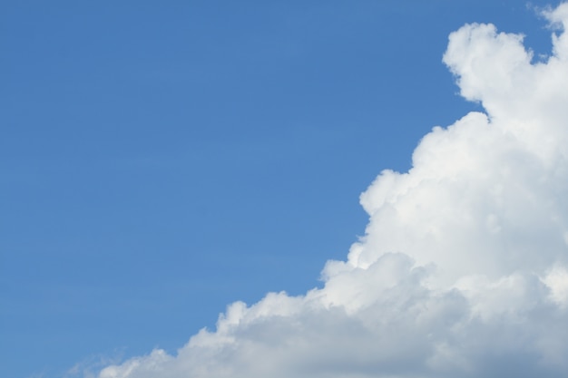 El cielo azul tiene nubes blancas para el fondo o uso en diapositiva para presentación