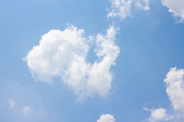 El cielo azul tiene nubes blancas.