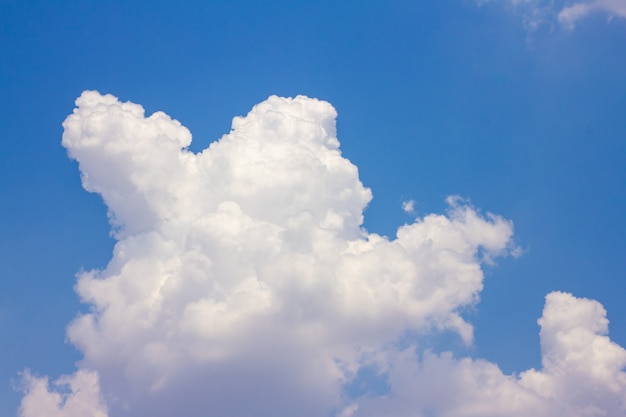 El cielo azul tiene nubes blancas.