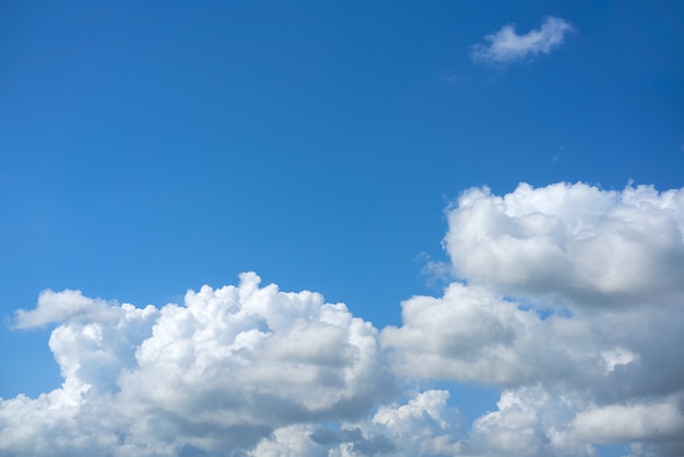 Cielo azul verano blanco cúmulos