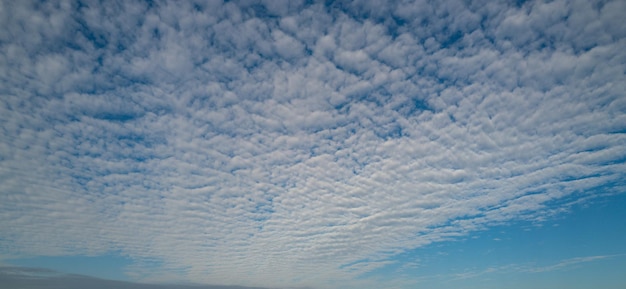 El cielo azul de verano el fondo de gradiente de nubes el cielo nublado el paisaje azul cian vivo en el día del medio ambiente