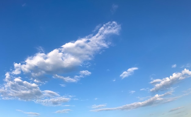 Cielo azul de verano con hermosas nubes esponjosas, tiro panorámico. foto de alta calidad.