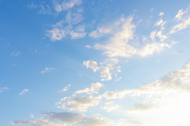 Cielo azul de verano con nubes de belleza blanca