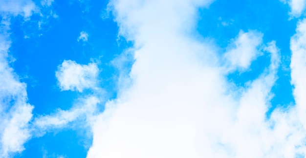 Foto cielo azul de verano con nubes blancas el telón de fondo perfecto para su presentación