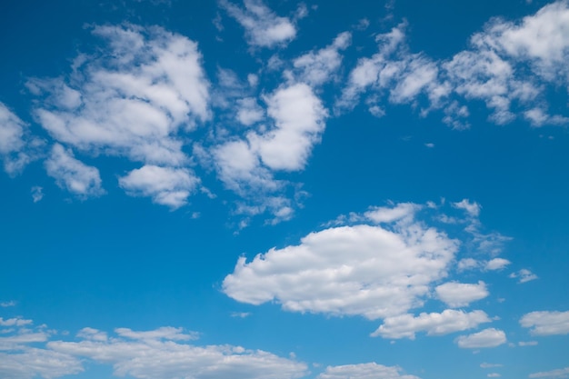 Cielo azul de verano con nubes blancas