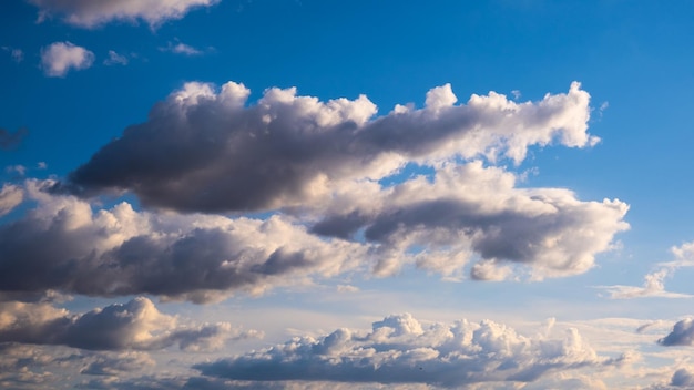 Cielo azul de verano con nubes blancas