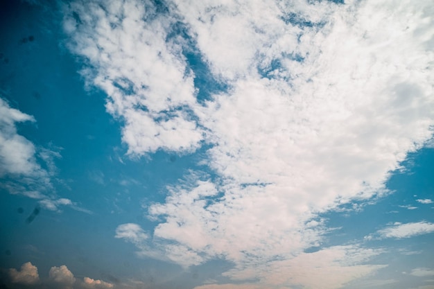 Cielo azul de verano sobre la antigua cantera del Gran Cañón Tailandia