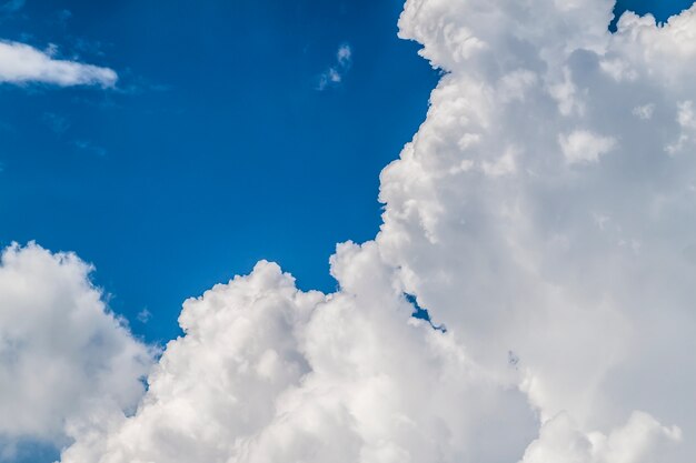 Cielo azul vibrante con nubes blancas hinchadas