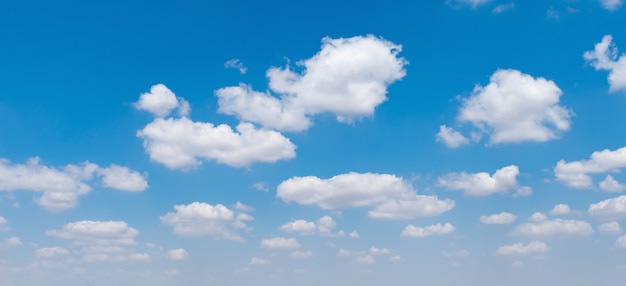 Cielo azul con vista de naturaleza de nube blanca