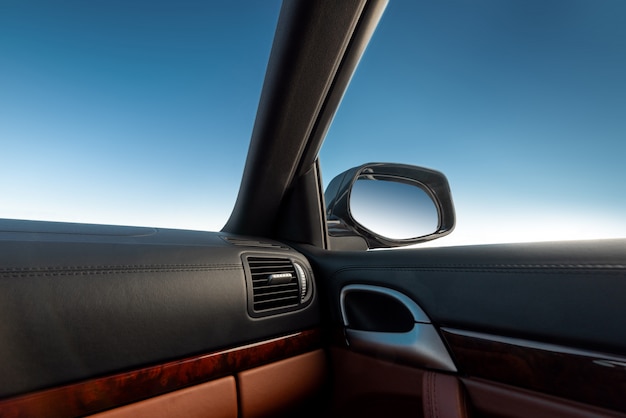 Cielo azul visto desde el interior de un automóvil