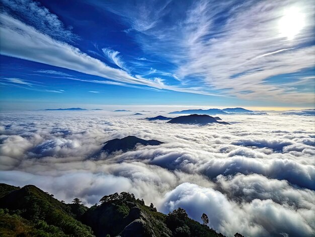 Foto el cielo azul de zhongshan y el mar nublado foto hd