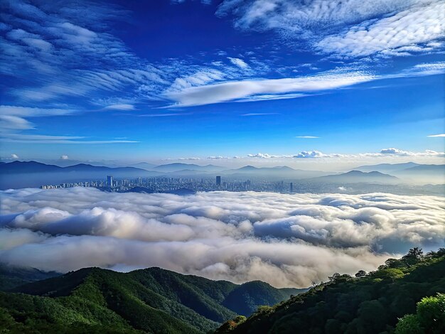 Foto el cielo azul de zhongshan y el mar nublado foto hd